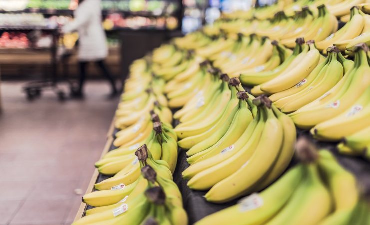 Caschi di banane al supermercato